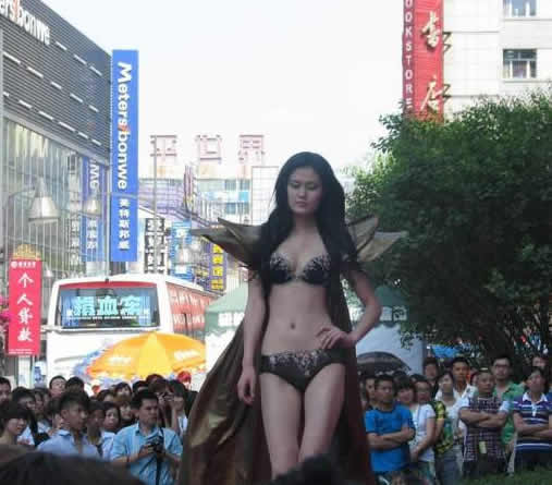 某市亚泰富苑内衣秀 亮瞎你的眼（图）