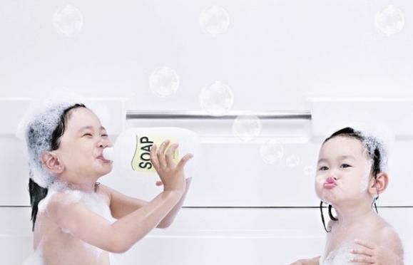 父亲为女儿拍摄的搞怪照片 搞笑图片