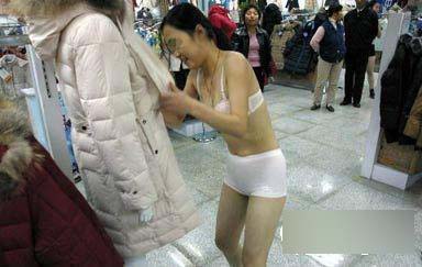 街头卖肉促销的低劣 低俗露乳促销（图）