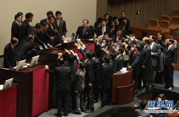 韩国民主议员向主席台扔催泪弹（图）