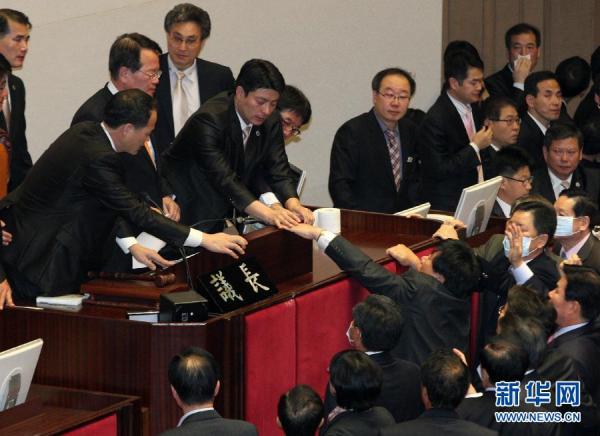 韩国民主议员向主席台扔催泪弹（图）