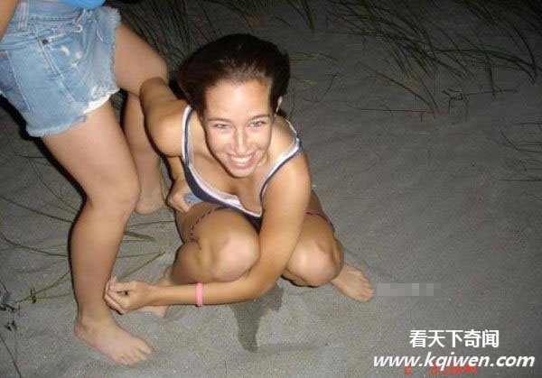 抓拍美女们随处随地尿尿的雷人百态(组图13P)