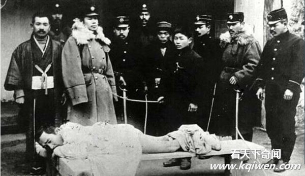 实拍各国古代脱裤子打屁股的笞刑现场 最没尊严的刑罚(组图20P)